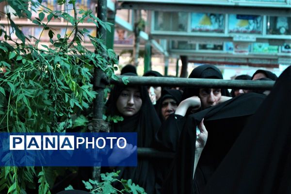 جلوه‌های حزن و خشم در مراسم تشییع شهدا