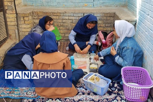 جشنواره غذای محلی و سالم در دبستان شهید خاقانی شهرستان شیروان