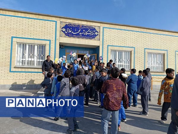 تجلیل از برگزیدگان مسابقات در مدرسه شهید غلامی خلیل آباد 