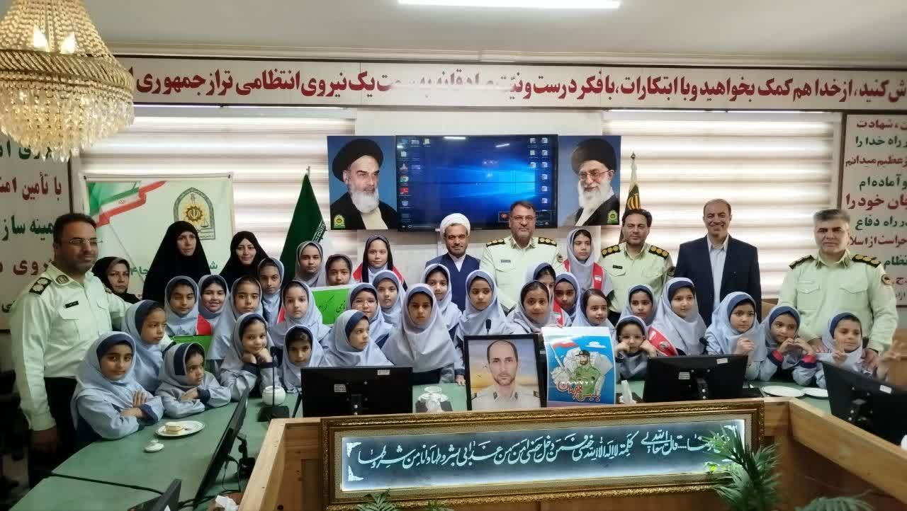 تبریک به پدران شاغل نیروی انتظامی توسط دانش‌آموزان مدرسه شاهد خیر سجادی
