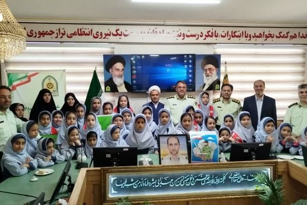 تبریک به پدران شاغل نیروی انتظامی توسط دانش‌آموزان مدرسه شاهد خیر سجادی