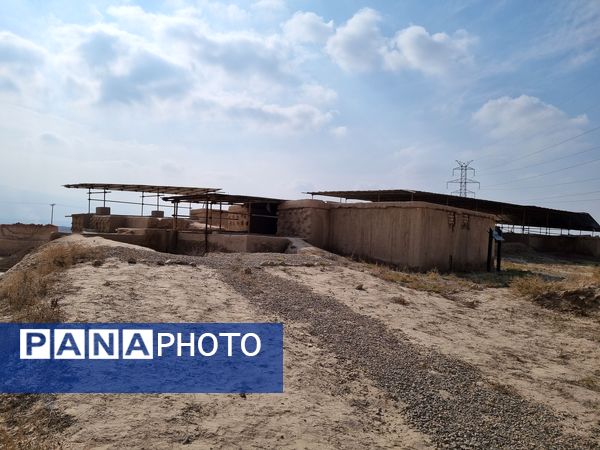 بازدید دانش‌آموزان دبیرستان نمونه دولتی پژوهش آشخانه از محوطه تاریخی ریوی