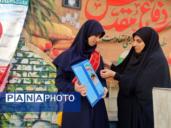 مراسم اعطای حکم و نشان فرماندهی بسیج دانش آموزی دبیرستان شاهد تکتم ناحیه۳