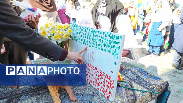 نواخته شدن زنگ انقلاب اسلامی توسط استاندار اصفهان