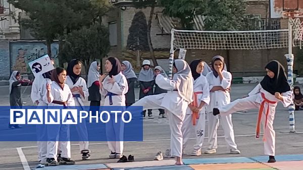 المپیاد ورزشی دانش‌آموزان در مدرسه پنجم مهر
