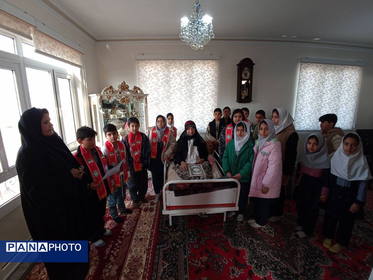 تجلیل پیشتازان از مادران شهدا به‌مناسبت هفته قرآن، عترت و نماز در خداآفرین