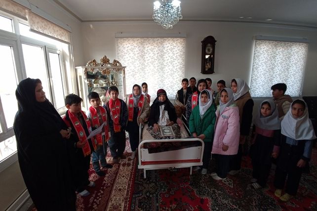 تجلیل پیشتازان از مادران شهدا به‌مناسبت هفته قرآن، عترت و نماز در خداآفرین