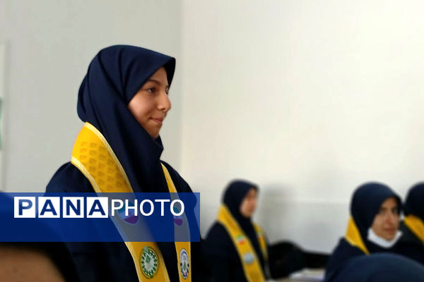 تجلیل از فرزند شهید صفری در کلاس درس با حضور یکی از همرزمان پدر