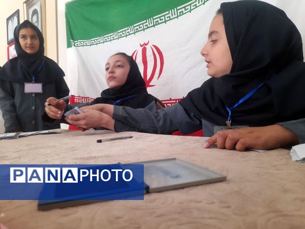 حضور دانش آموزان در انتخابات شورا دانش آموزی دبستان فرهنگ فرازمند