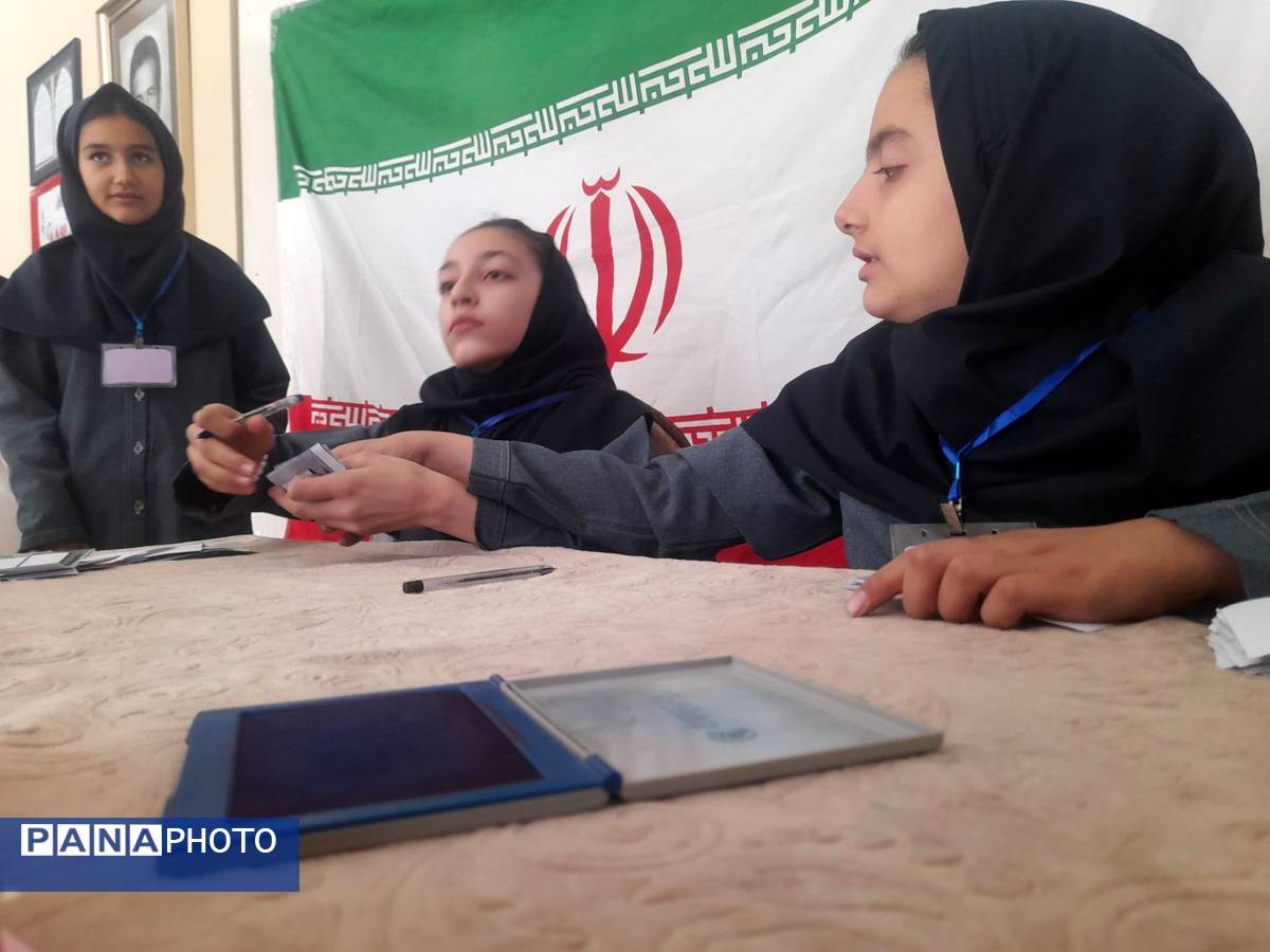 حضور دانش آموزان در انتخابات شورا دانش آموزی دبستان فرهنگ فرازمند