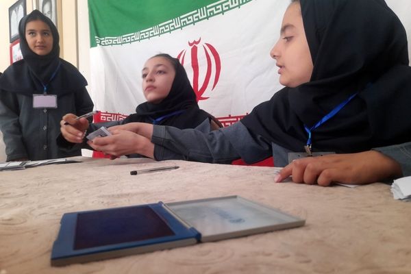 حضور دانش آموزان در انتخابات شورا دانش آموزی دبستان فرهنگ فرازمند