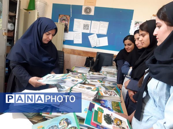 آغاز توزیع کتاب‌های درسی در مدرسه خدیجه کبری زاغه