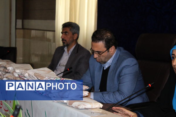 مراسم قدردانی از مهین باقری مجدی بانوی موفق به مناسبت روز زن و روز مادر در اداره آموزش و پرورش ناحیه 4 کرج