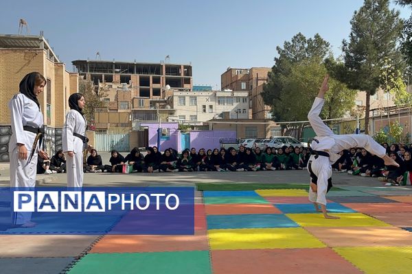 از حرکات رزمی دانش‌آموزان تا طناب‌کشی معلمان، المپیاد ورزشی مدرسه حکمت بهارستان‌دو