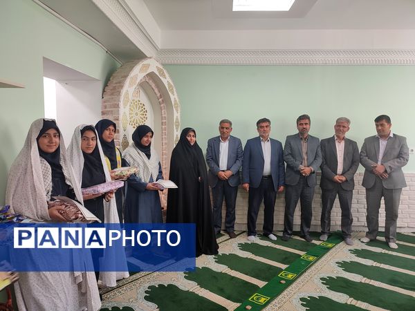 آیین نواختن زنگ نماز  باشعار «مِهربامُهر» در دبیرستان دوره اول آرمینه مصلی‌نژاد