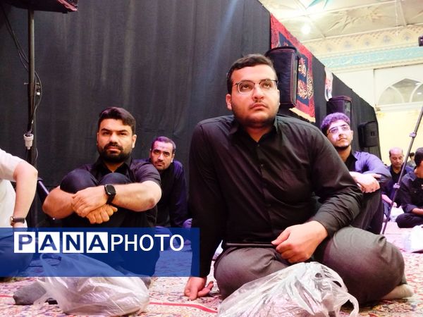 شب اول محرم، دانش‌آموزان کاشمری در هیئت انصار المهدی پرچم عشق برافراشتند