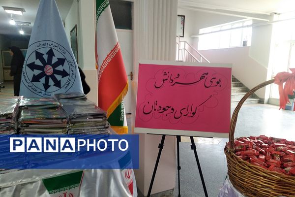 زنگ مهر و مقاومت در دبیرستان استعدادهای درخشان فرزانگان شهریار طنین‌انداز شد
