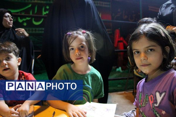 دانش‌آموزان در موکب دانش‌آموزی عشاق‌الحسین از زائرین کربلای معلی پذیرایی کردند