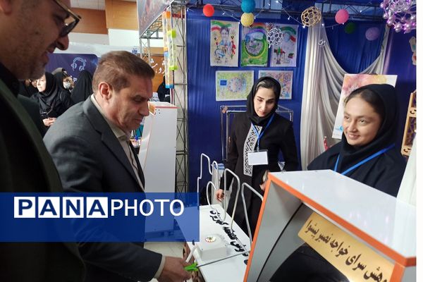 بازدید رئیس اداره آموزش و پرورش کهریزک از نمایشگاه دستاوردهای دانش‌آموزی در اداره کل آموزش و پرورش شهرستانهای تهران 