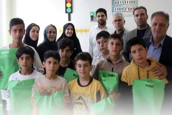 اهدای بیش از ۴۳۰ بسته لوازم‌التحریر به دانش‌آموزان نیازمند در آذربایجان شرقی