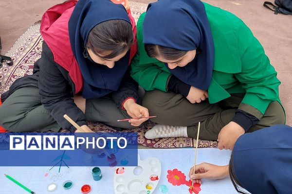 نمایشگاه دست سازه‌های دانش‌آموزان مدرسه شهید شرافت بهارستان‌دو