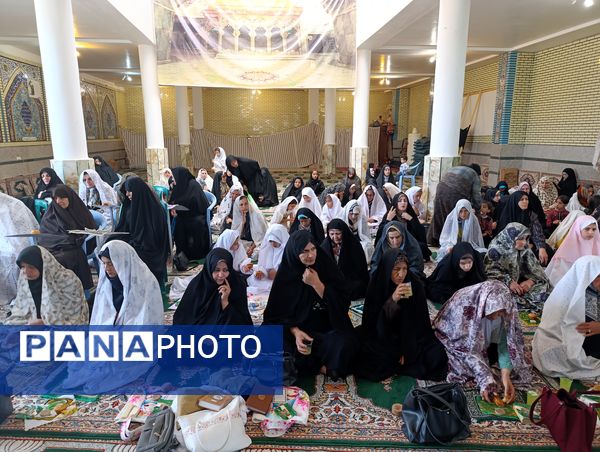 اهدای هدایای متبرک به نمازگزاران سفیددشت