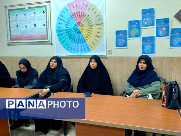 آیین افتتاحیه طرح کانون یاریگران زندگی و برپایی نمایشگاه مبارزه با آسیب‌های اجتماعی در دبیرستان شهید همت ملارد