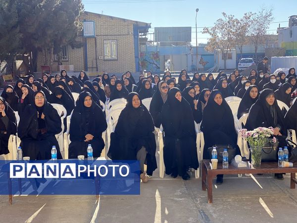 نواخته شدن زنگ انقلاب در دبیرستان نمونه دولتی آمنه(س) 