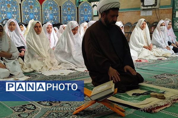 حضور دانش آموزان دبستان هدی یک به مناسبت هفته پیشگیری از آسیب های اجتماعی در مسجد صاحب الزمان (عج) 