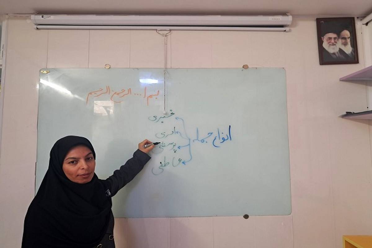 با شور و شوق، کلاس درسم را جذاب و زنده نگه می‌دارم 
