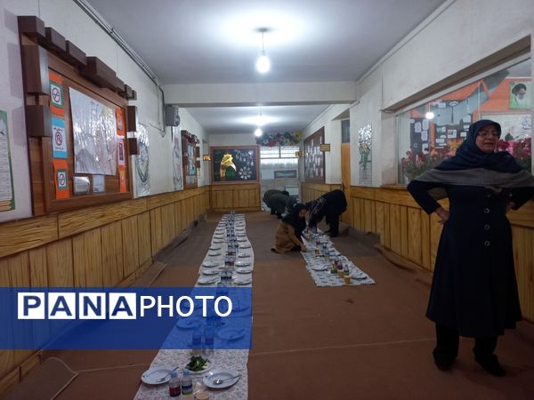 برگزاری ضیافت افطاری در دبیرستان شاهد معرفت ناحیه پنج 