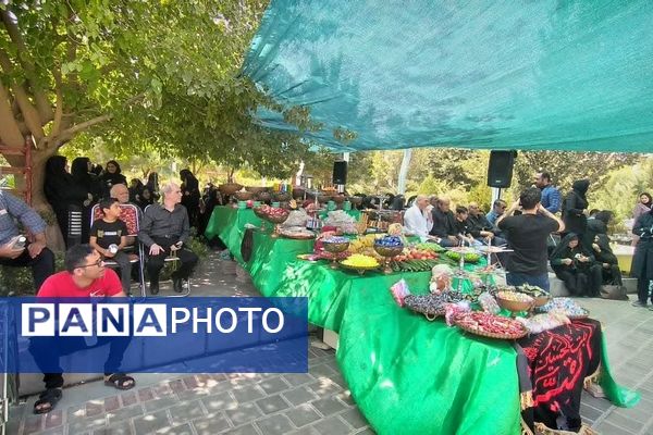 برپایی سفره‌ی احسان در محوطه بیمارستان فوق تخصصی آیت‌الله یثربی کاشان