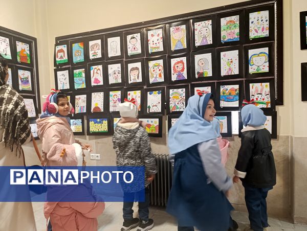 نمایشگاه نقاشی دانش آموزان مدرسه مهر و ماه آشخانه 