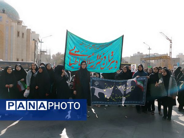 حضور پر شور دانش آموزان  در راهپیمایی ۱۳ آبان 