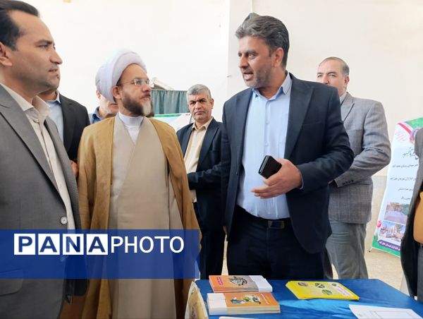 بازدید مسئولان از نمایشگاه فعالیت‌های ادارات شهرستان خلیل آباد