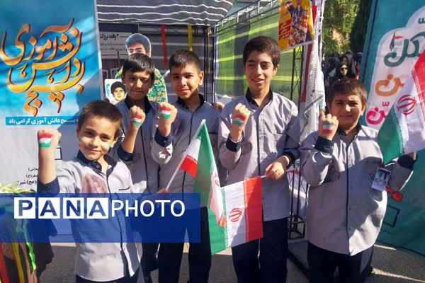 حضور پرشور دانش آموزان دبستان شاهد حیات در راهپیمایی سیزده آبان ۱۴۰۴