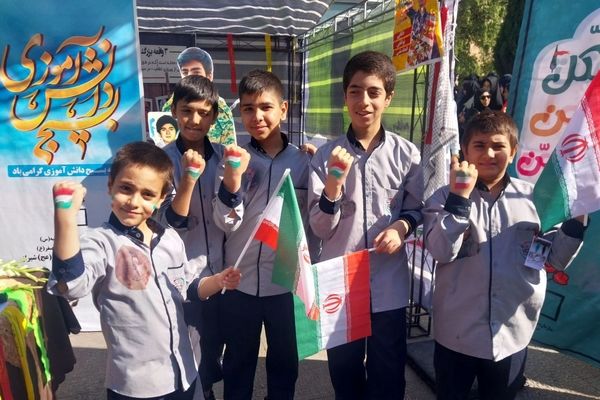 حضور پرشور دانش آموزان دبستان شاهد حیات در راهپیمایی سیزده آبان ۱۴۰۴