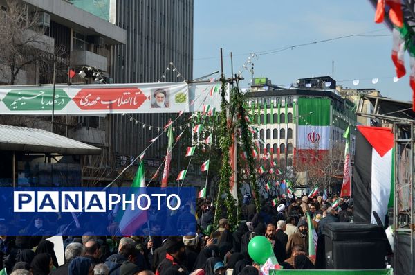 حال و هوای غرفه‌های سازمان دانش‌آموزی و خبرگزاری پانا در راهپیمایی ۲۲ بهمن