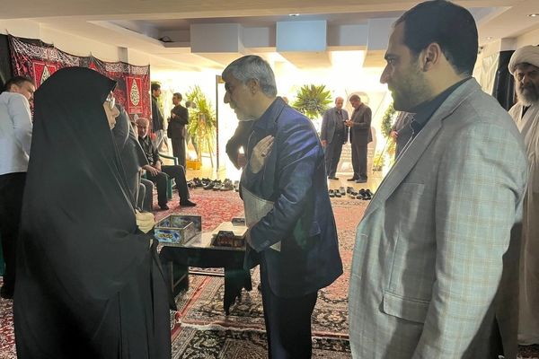 حضور وزیر ورزش و جوانان در منزل شهید امیرعبداللهیان