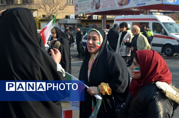 حال و هوای غرفه‌های سازمان دانش‌آموزی و خبرگزاری پانا در راهپیمایی ۲۲ بهمن