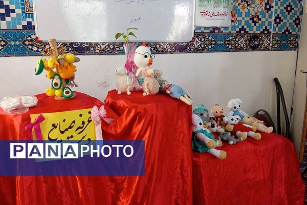 حضور دانش آموزان دبیرستان دخترانه دانش نیا در نمایشگاه صنایع دستی حوزه علمیه 