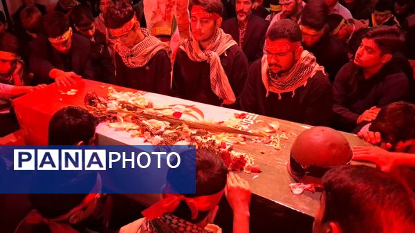 استقبال دانش‌آموزان دبیرستان هفده شهریور از پیکر مطهر شهید گمنام