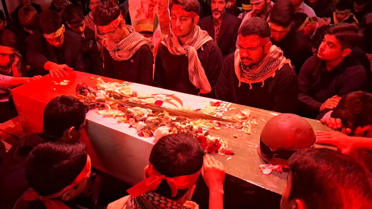 استقبال دانش‌آموزان دبیرستان هفده شهریور از پیکر مطهر شهید گمنام