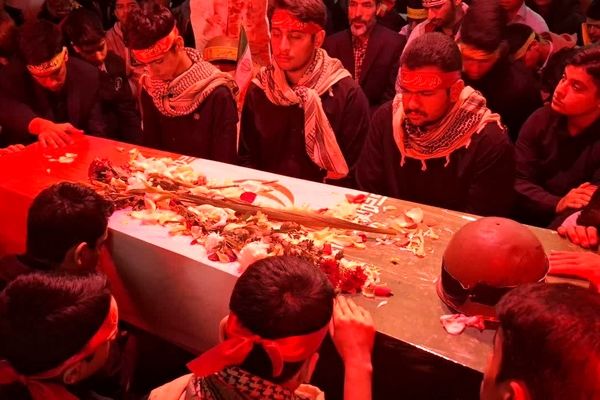 استقبال دانش‌آموزان دبیرستان هفده شهریور از پیکر مطهر شهید گمنام