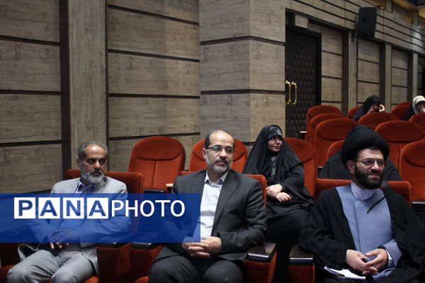 همایش تقدیر از فعالان اردوهای راهیان نور دانش‌آموزی در قم