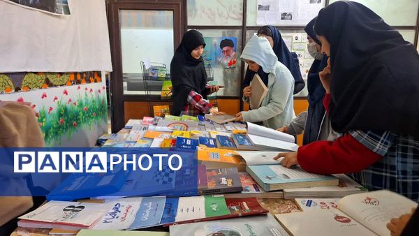 برپایی نمایشگاه کتب کمک‌درسی در دبیرستان دخترانه فاطمیه ناحیه یک کرج