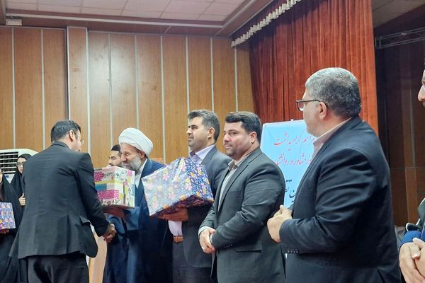 آیین تقدیر از مشاوران و رابطین مشاورین در قرچک