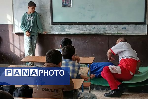 آموزش کمک‌های اولیه در مدرسه شهید فتوحی رباط‌کریم