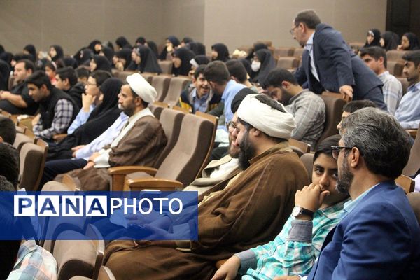 تقدیر از دانش‌آموزان و فرهنگیان برگزیده مسابقات قرآنی در استان قم