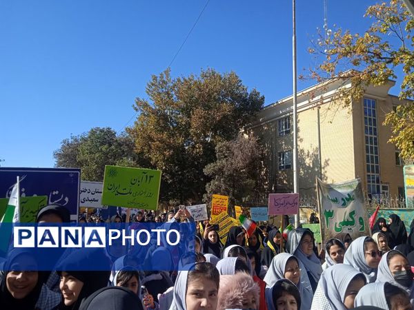 حضور پر شور دانش آموزان نیشابوری در راهپیمایی ١٣ آبان